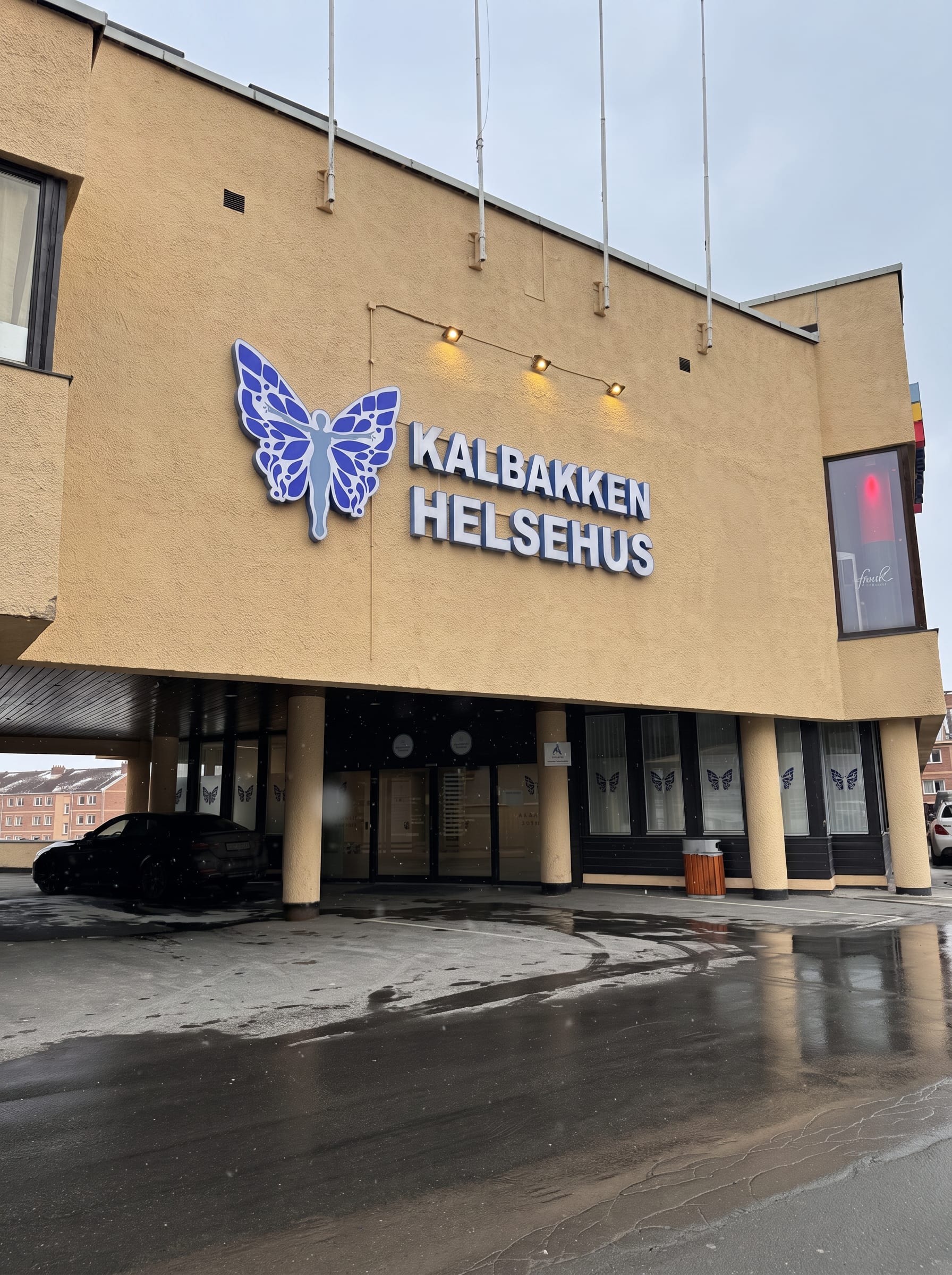 Teamet ved Kalbakken Helsehus samlet foran klinikken